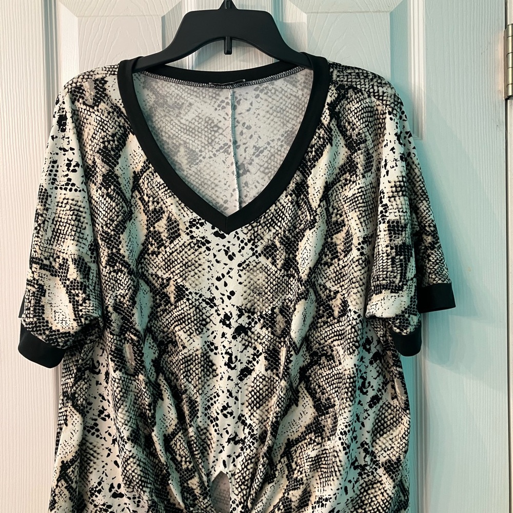 Jodifl women’s tie front knot top with snakeskin print relaxed fit size M